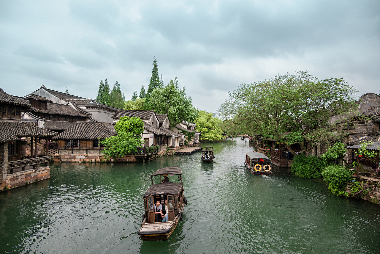 乌镇阴天的早晨,船来船往
