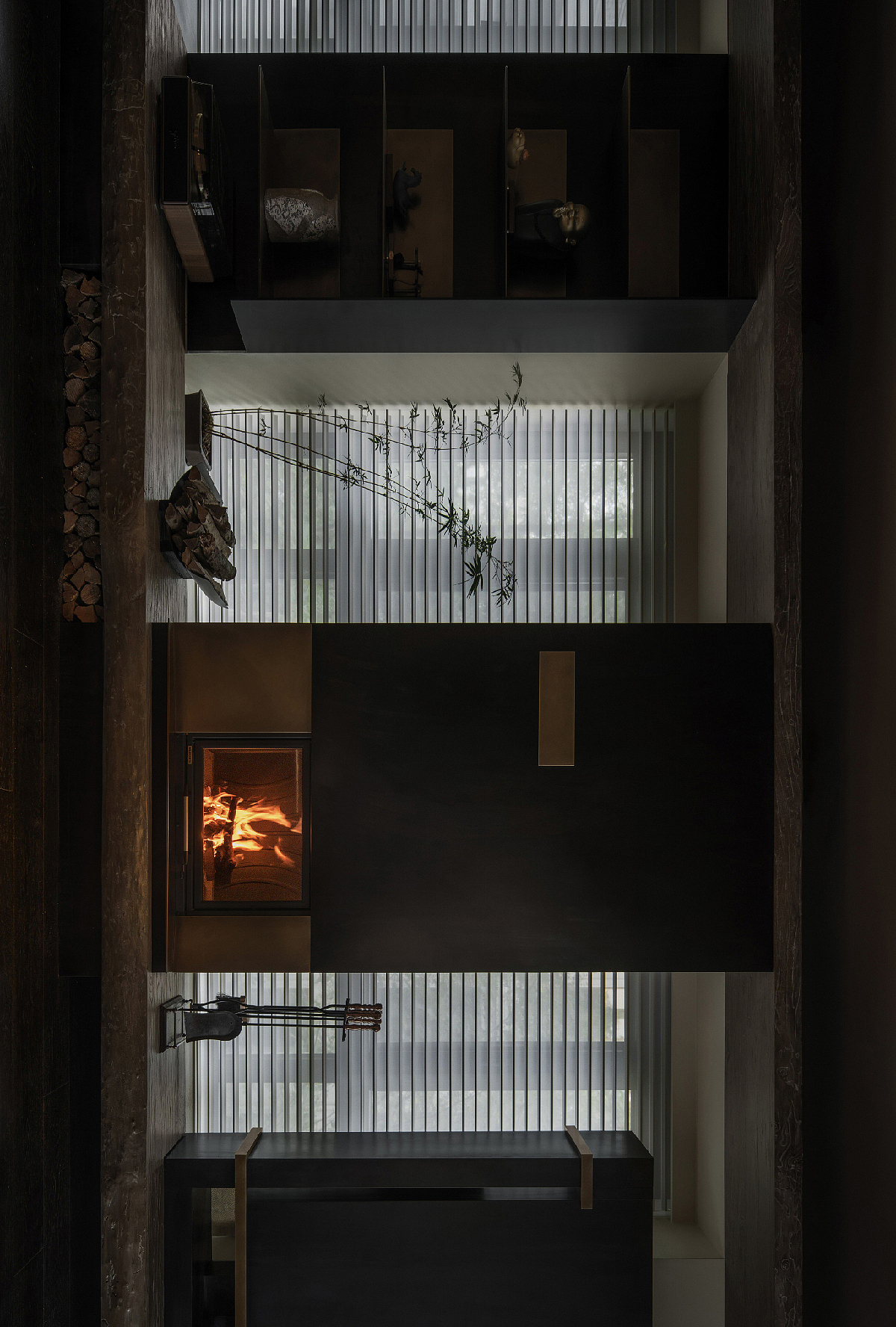 在现代的别墅住宅中想要再塑山居场景,就如同中国传统文人画一般,并不在乎如工笔的精巧技艺描摹客观具体的细节,而在于以物咏志,借景抒情,将原本的建筑空间当成空白画布,随着自己的意愿去泼墨、勾勒。
<br>竹子是中国文人精神中的重要代表,在紫金壹号院项目中崔树以竹为题眼,寥寥数笔,勾勒出以竹伴居,隐逸的理想生活方式。