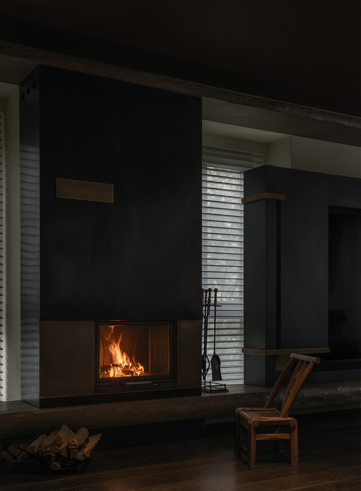 随着明清后城市空间的急剧压缩,想要在家里拥有一座“山”成为了居于奢侈的愿望,于是形成了“以壁为山”的手法。在这个项目中,崔树在又再次探索了有关于“壁山”新的表达。