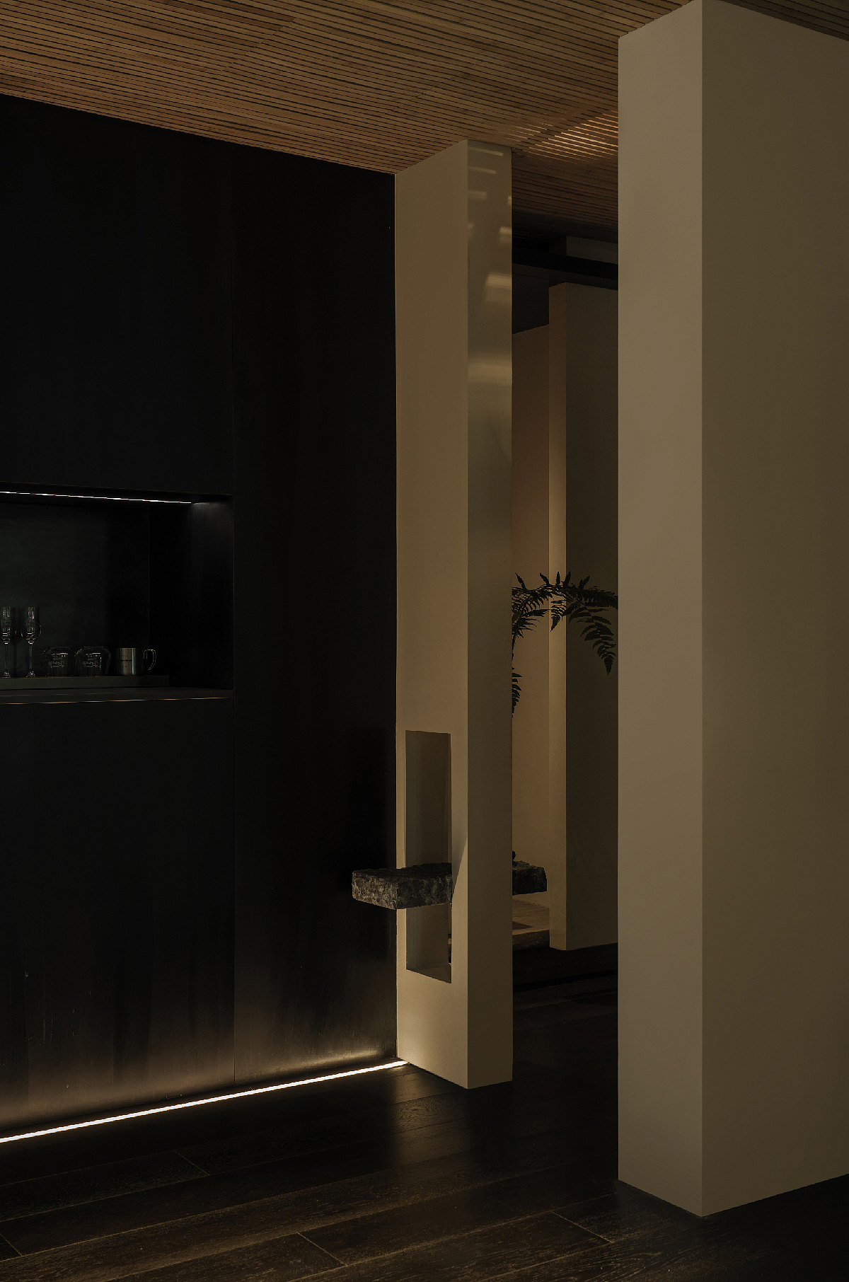 入口处中伸出半墙将廊道的入口从视觉上压缩的更为“狭窄”,与随后进入公共空间的“阔”形成对比。