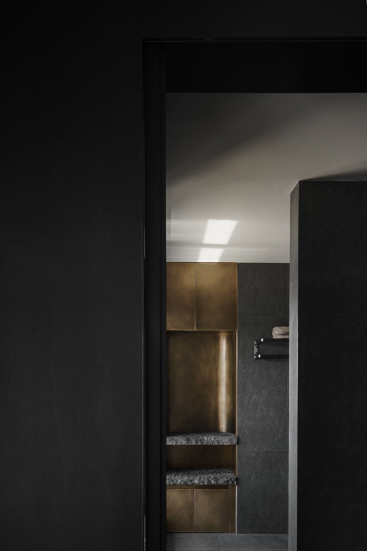 拾阶而上,来到二楼处可窥见一处席地而坐品茗的茶室,竹影茶香于一室之中,在此处复现的是唐人与好友“竹下忘言对紫茶”的畅快与惬意。