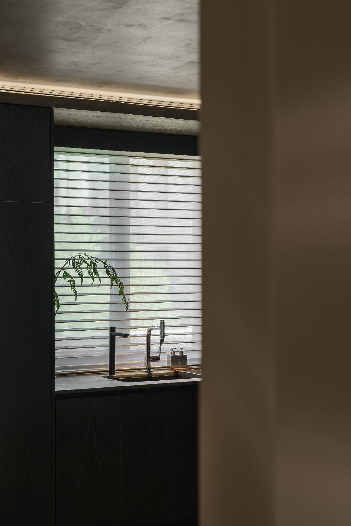 紫禁壹号院项目在设计师崔树的匠心独运下,成功地将山林竹居的意境融入现代别墅生活之中,成就了一处融合古典情致与现代舒适的居住典范。