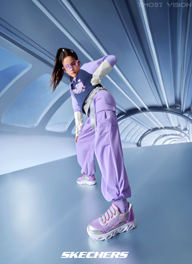 解锁爆款视觉!斯凯奇闪穿鞋形象大片!