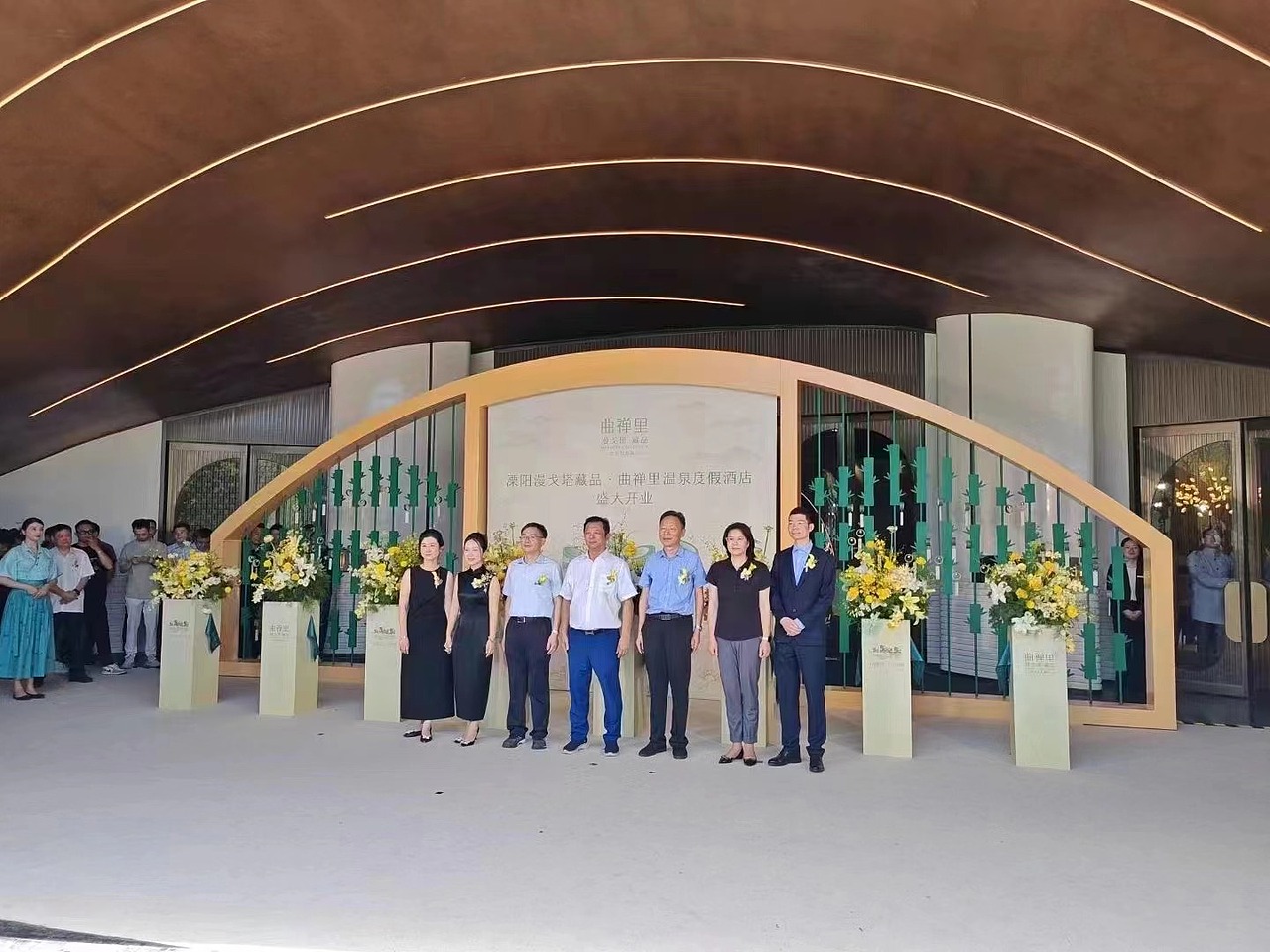 酒店不锈钢异形门头 双曲弧形不锈钢门头包板定制