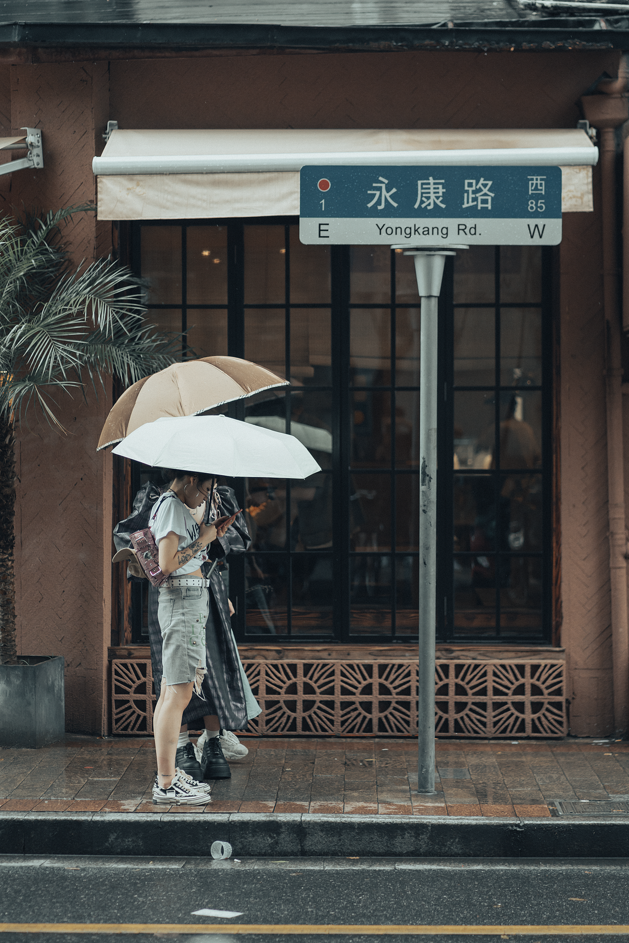 雨中的永康路-人文纪实（图ZMzczOTA4MTUy） - 人文/纪实摄影 - 站酷设计师费楠夫斯基原创素材 - 站酷ZCOOL