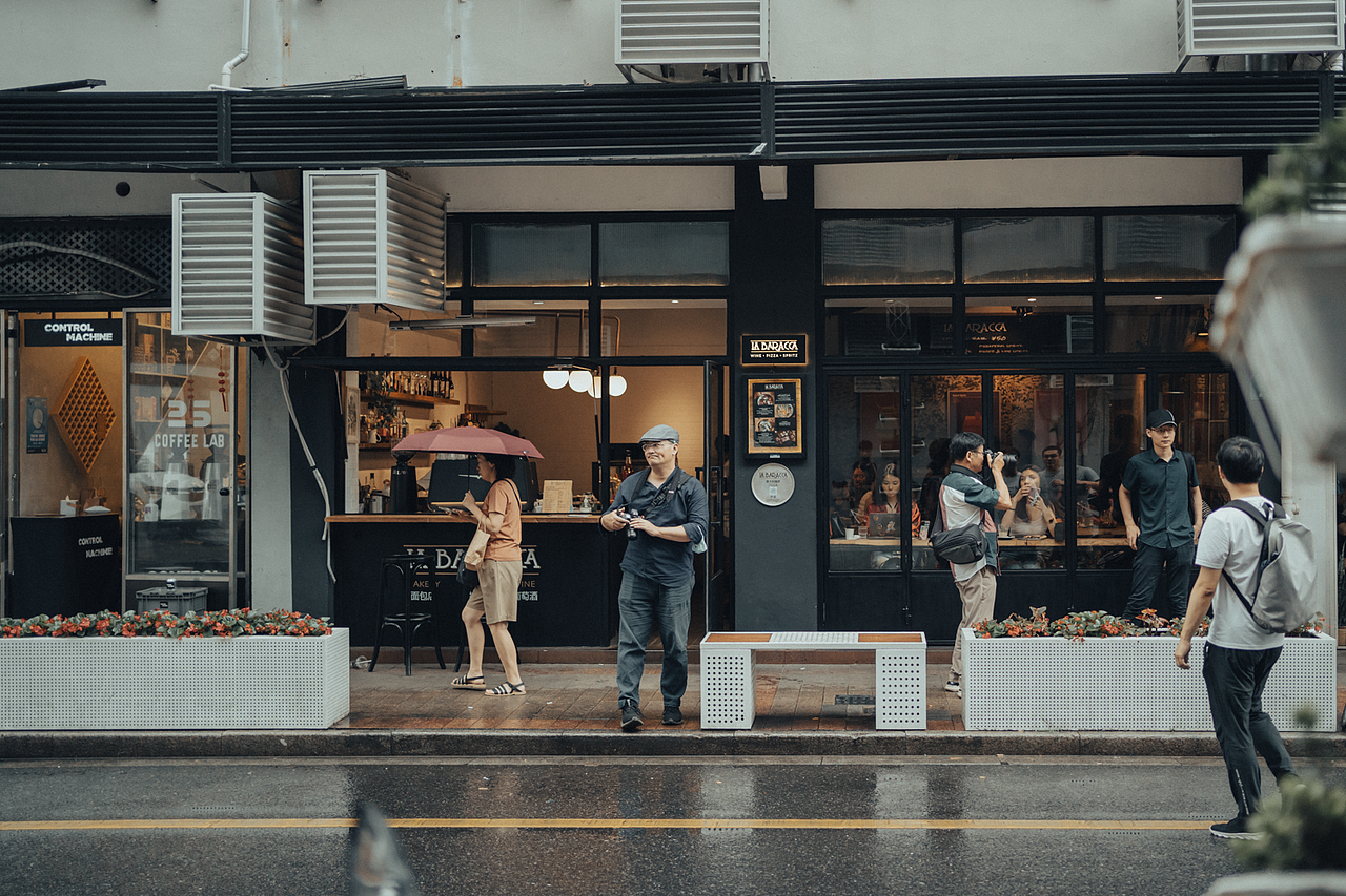雨中的永康路-人文纪实（图ZMzczOTA4MjA0） - 人文/纪实摄影 - 站酷设计师费楠夫斯基原创素材 - 站酷ZCOOL