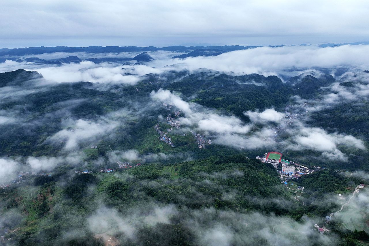 重庆酉阳：县城上空云雾缭绕如仙境