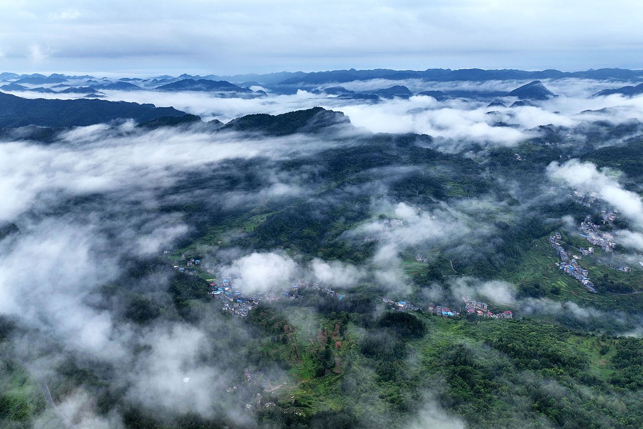 重庆酉阳：县城上空云雾缭绕如仙境