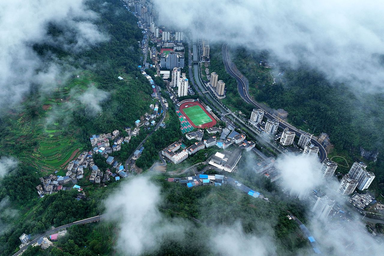 重庆酉阳：县城上空云雾缭绕如仙境