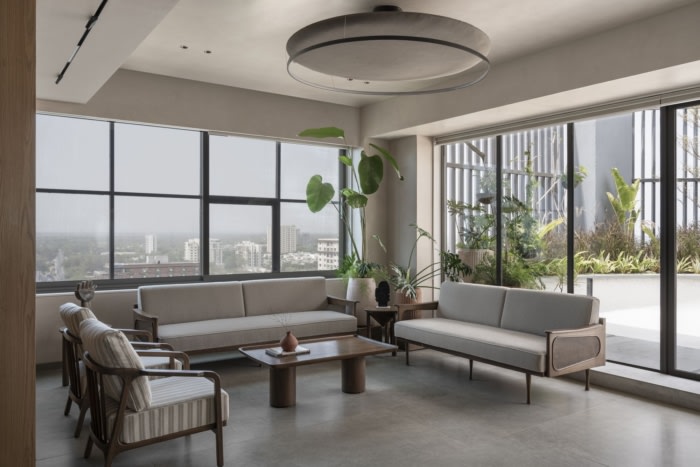 办公室装修设计:以柔和和朴实的色调向侘寂调色板致敬