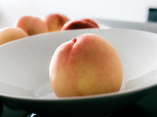 美食静物摄影——未成熟的水蜜桃