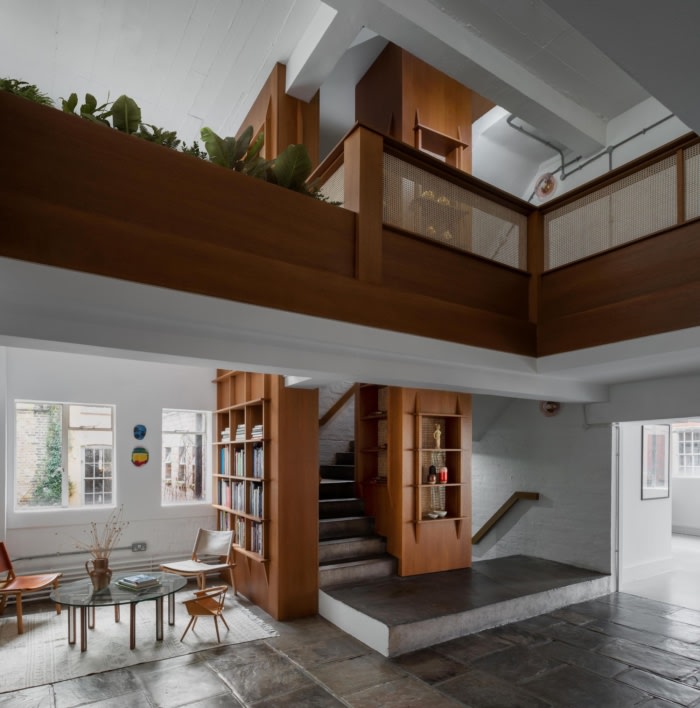 办公楼设计装修:面板的细节灵感来自丝绸织工的木材工具和织机机械