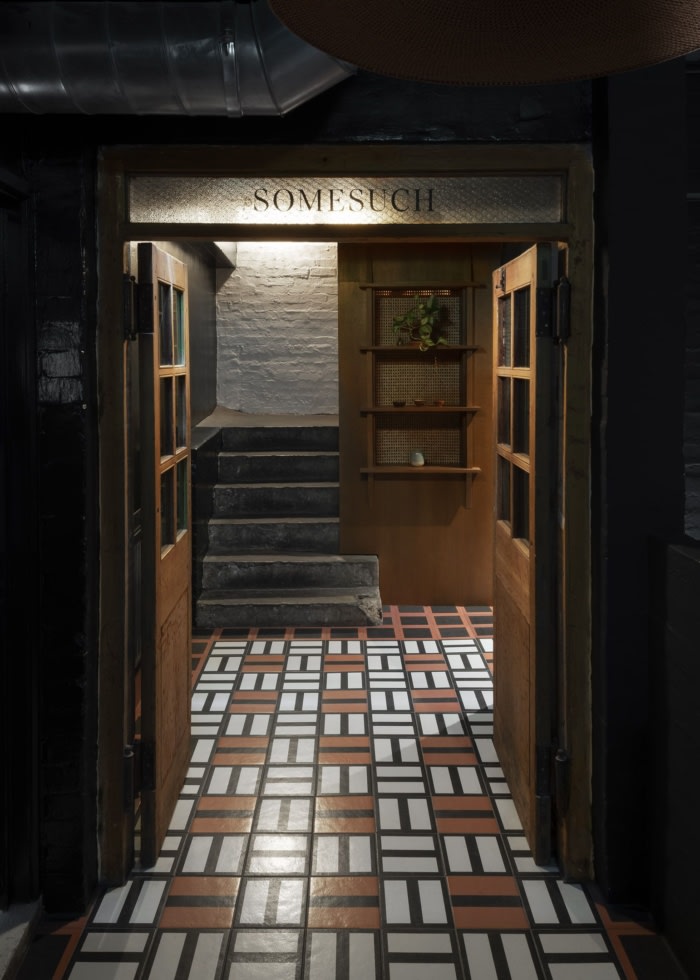 办公楼设计装修:面板的细节灵感来自丝绸织工的木材工具和织机机械