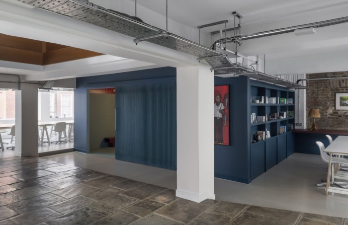 办公楼设计装修:面板的细节灵感来自丝绸织工的木材工具和织机机械