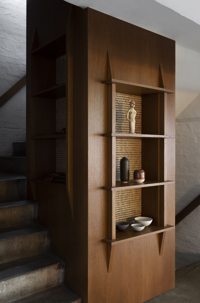 办公楼设计装修:面板的细节灵感来自丝绸织工的木材工具和织机机械