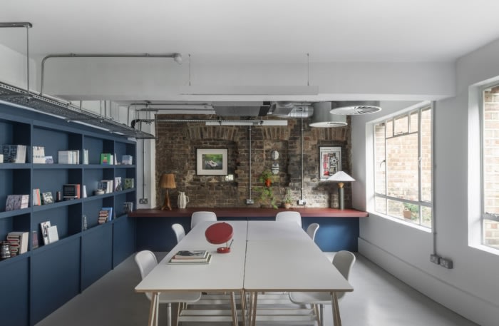 办公楼设计装修:面板的细节灵感来自丝绸织工的木材工具和织机机械