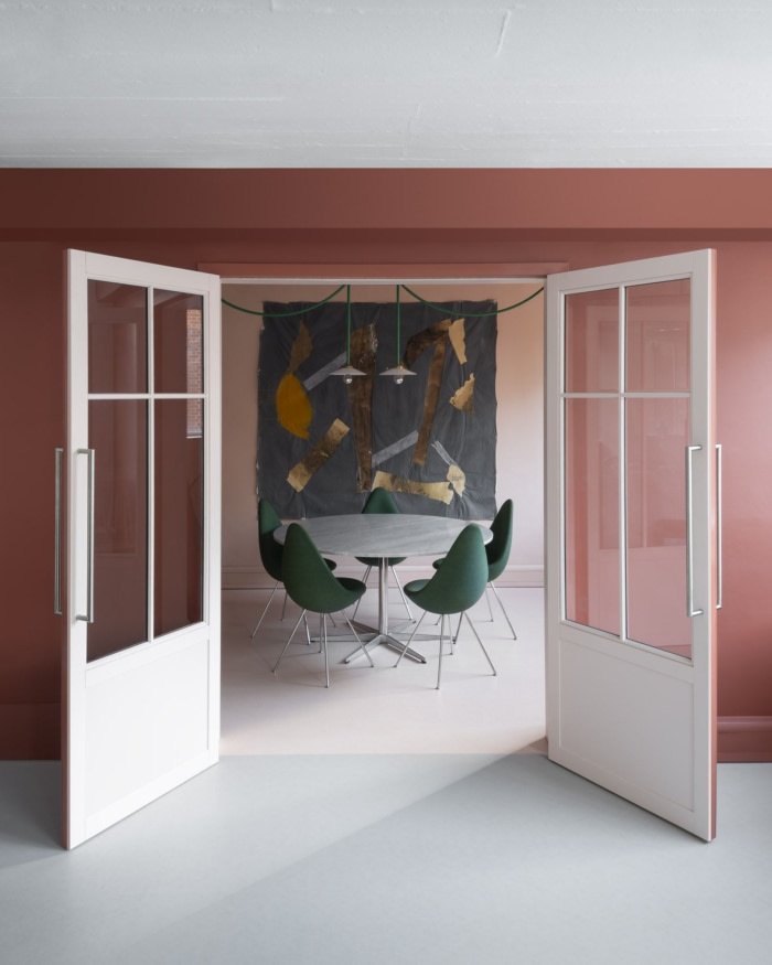 办公楼设计装修:面板的细节灵感来自丝绸织工的木材工具和织机机械