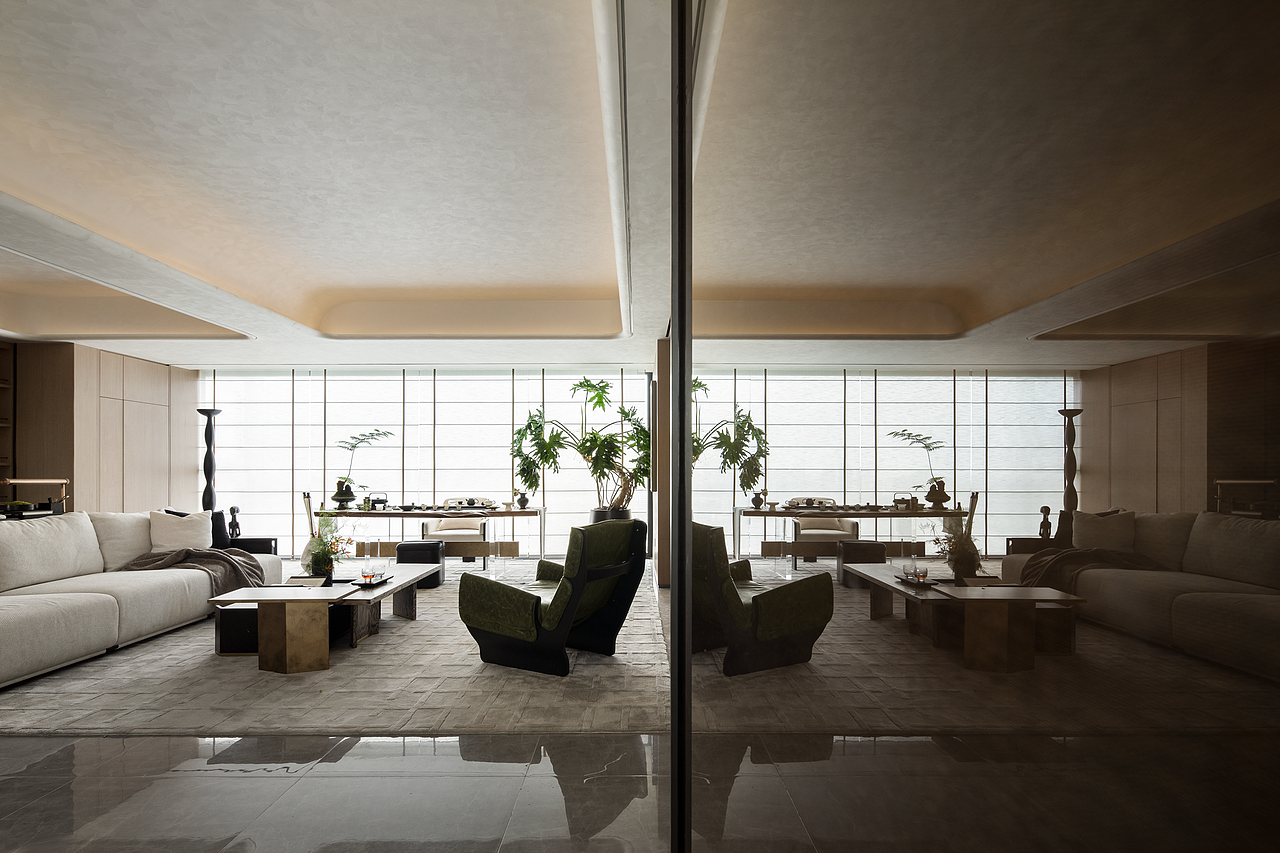 客厅拥有7米的横向开间,并与餐厅、阳台呈同一水平轴线上,享受进深约10米的无阻碍视野,跃入奢阔的“大宅”之境。
整体宁谧的深色系,描摹低调、成熟的空间底蕴。深色木饰面与浅色的奢石进行碰撞,再加入铜、金属、艺术感斑马纹木皮等现代材质的调和,东方韵味与摩登海派混搭交织,衍生出一种刚柔并济的中性静奢语境。空间饰品不多,但每一样都调性十足,白色的意大利Giorgetti沙发,在简洁的线条和返璞归真的材质美感中,带来舒适的高级质感。定制款油蜡皮艺术单椅,精致感扑面而来,内敛奢华中散发出自信与松弛。<br>