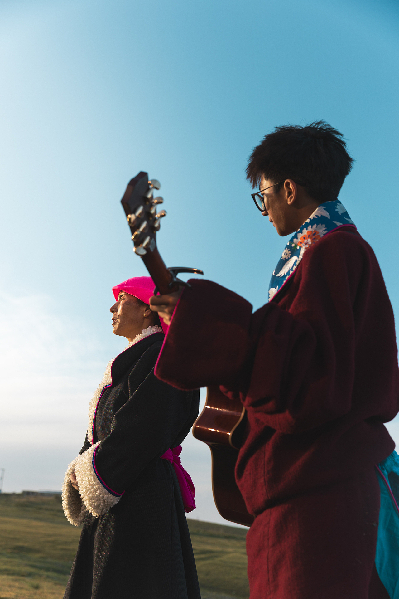 一把泛旧的吉他,一方粉色的头帕,一袋酥油和糌粑<br>他们走到哪里就唱到哪里