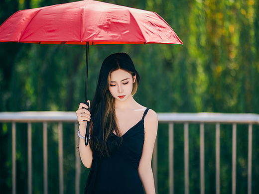 盛夏林间，黑裙少女