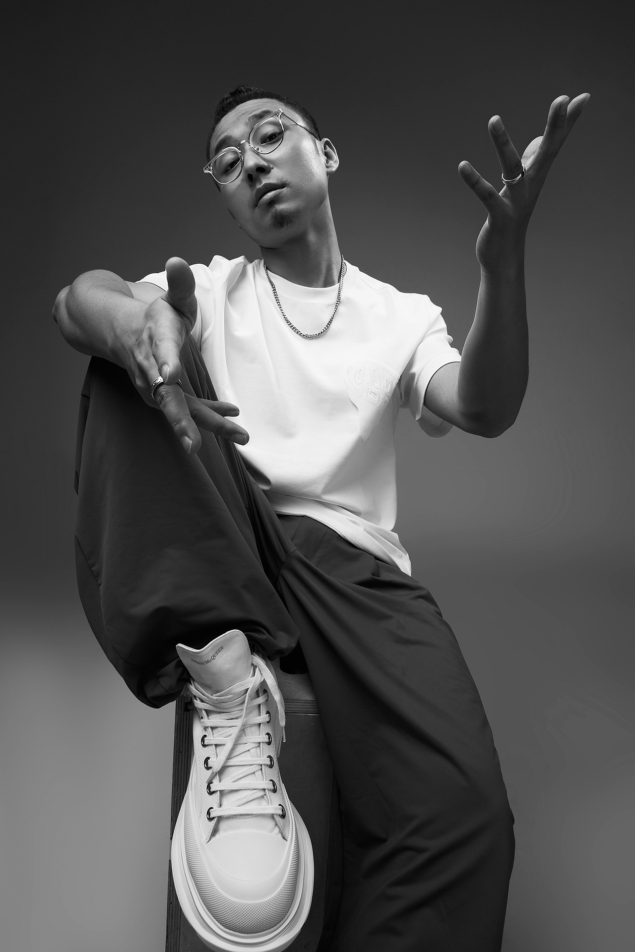 创始人 | 设计总监
何靓 Holy<br><br>遵循“商业逻辑”+“设计美学”为首要原则<br>以“运营思维”介入品牌体系构建<br>从［商业逻辑］探索［品牌力］<br>以［品牌力］驱动［美学传达］<br>Jumgo一向认为<br>［商业当以盈利为首要目的］<br>无论是初创品牌还是连锁商业<br>设计的覆盖应从逻辑-产品-策略-视觉-空间进行全面营造<br>以［设计美学] 工具为［商业逻辑］创造破圈利刃<br>真正站在用户角度<br>深度理解运作关系