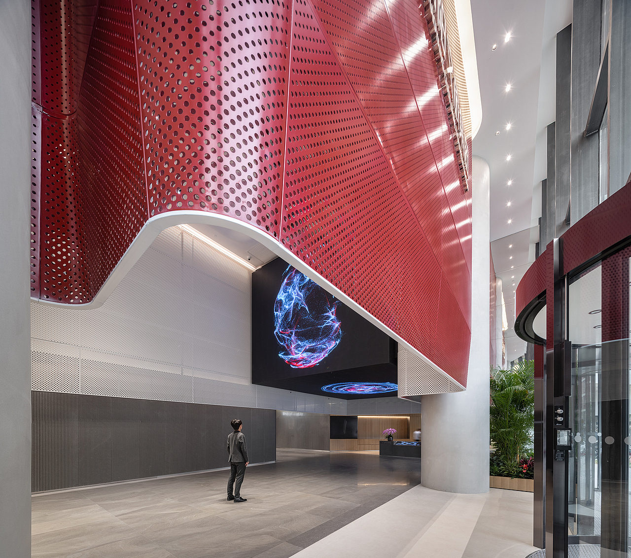 ▲设计团队利用空间的挑高优势,将一张 “天幕”置入首层,创造出“第二层立体幕布”