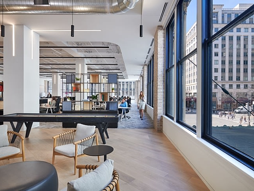 办公空间设计：以温暖的木材、黑色金属以及海军蓝和李子色的色彩飞溅为特色