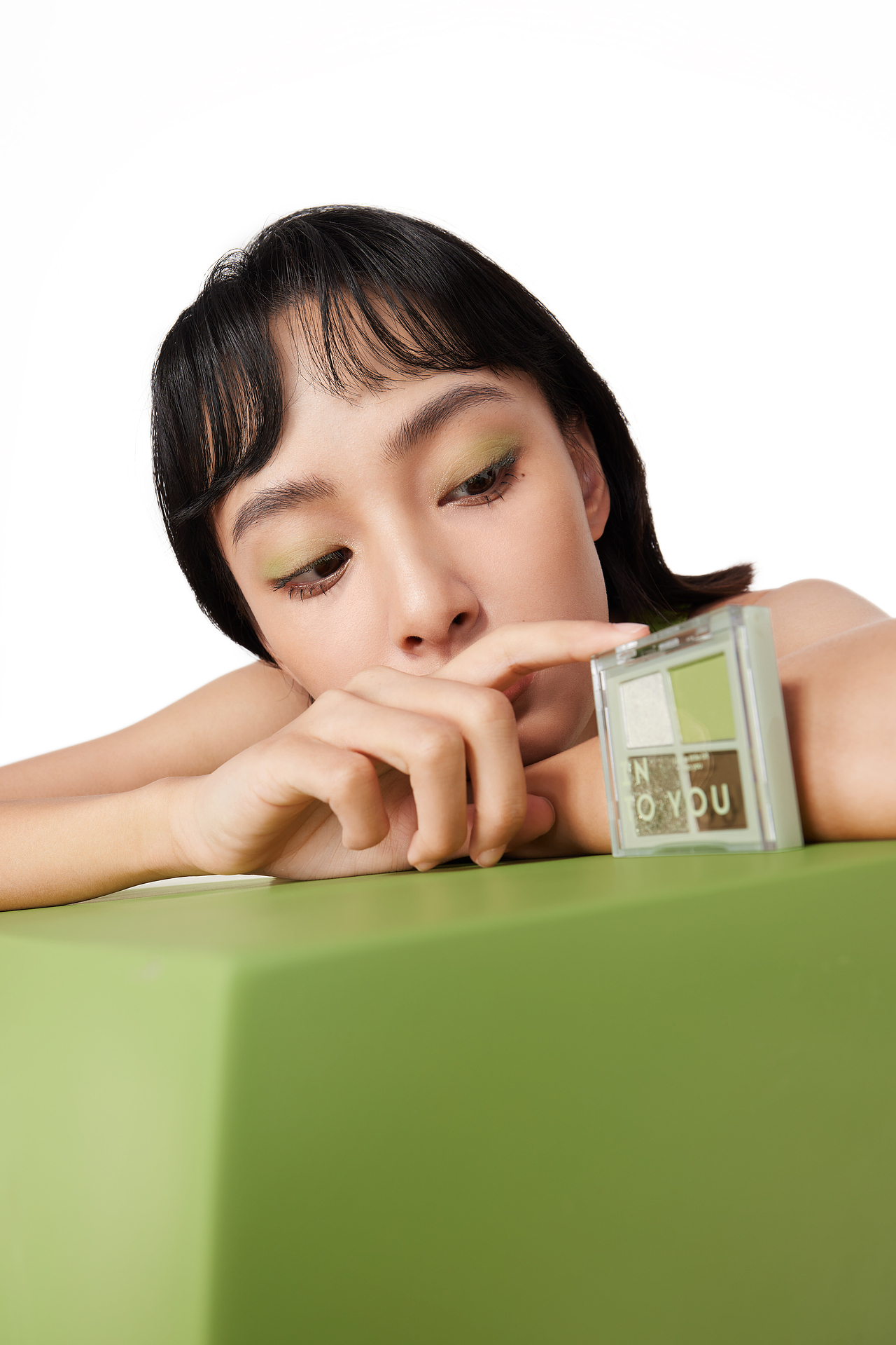 into you23年四色眼影模特图
