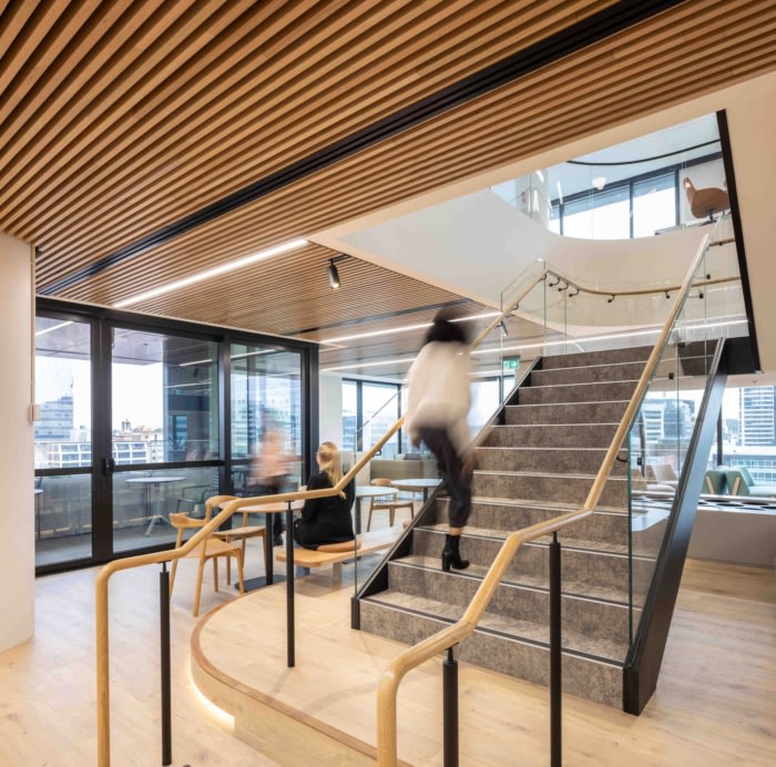 办公室设计装修：动感的立面从相邻遗产建筑的基准面中汲取灵感