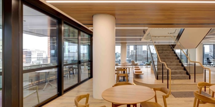 办公室设计装修：动感的立面从相邻遗产建筑的基准面中汲取灵感