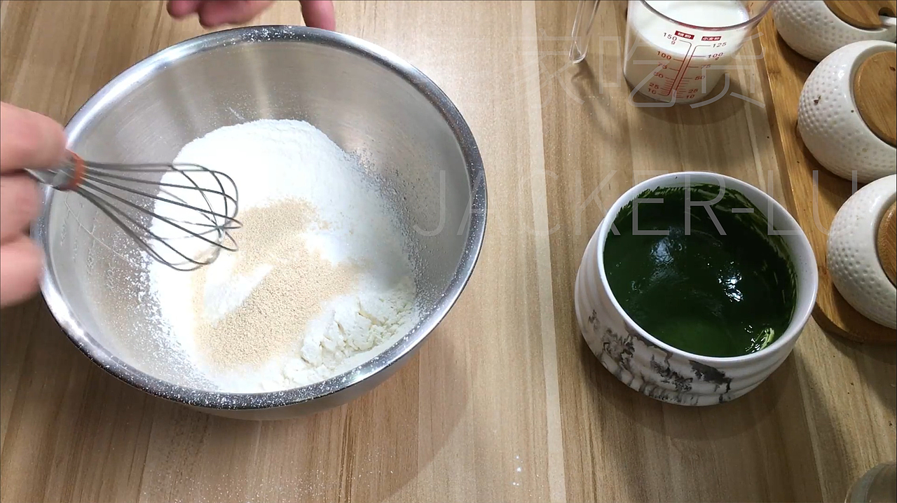 抹茶红豆松饼,抹茶清香与红豆甜蜜,寻找美好滋味。