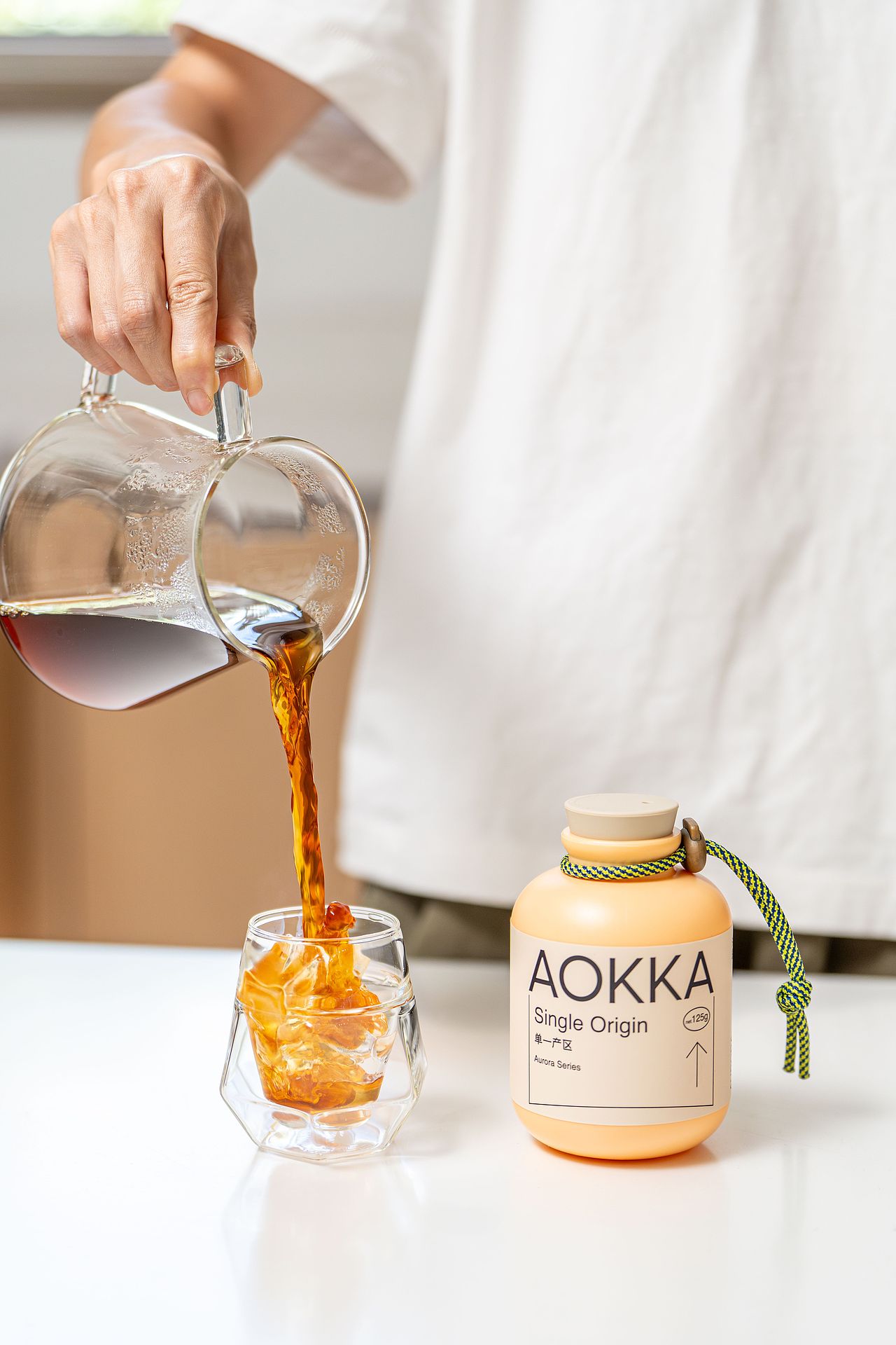 利用白色场景的手冲咖啡拍摄案例