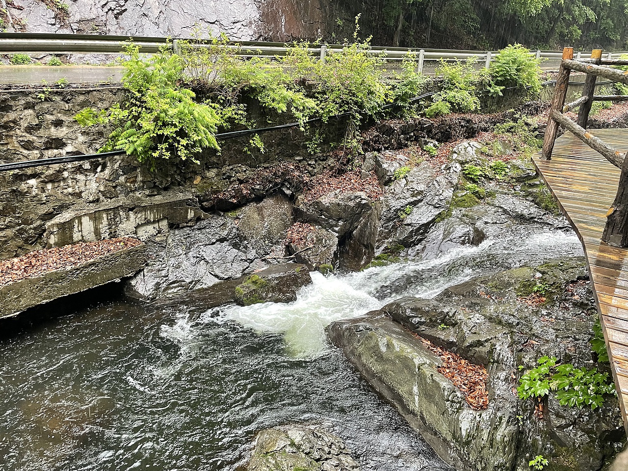 雨中的关门山风景区，烟雨朦胧如梦如幻