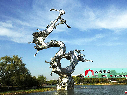 不锈钢之光：现代雕塑的艺术华章
