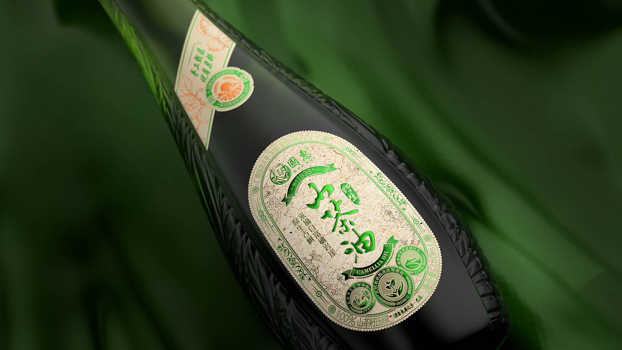 标签以粗桑树叶丝状/特可降解种纸张结合烫金工艺将产品有机/富硒/传统古法手工压榨等特色设计为精致图标结合山茶树植物手绘图案进行产品特色与信息表达