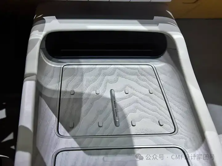 阿维塔012全球首秀,液态金属色车身,内外饰设计赏析