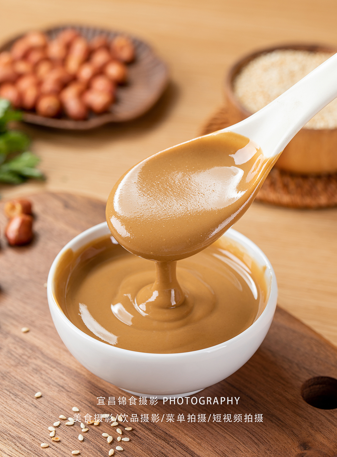 酱料的光泽与质感,拍过很多个酱料,看过我以往案例的小伙伴一定会发现,酱料质感的表达,一直都是我的拍摄重点。这一张也是纯拍摄,无后期。拍了很多张,只有这一张达到了我想要的状态。我从来不去做酱料膏体造型,我相信食物会为自己说话,只是需要耐心去反复尝试,观察,抓拍。最真实的,最动人。这是我近半年拍食物的真实感受。