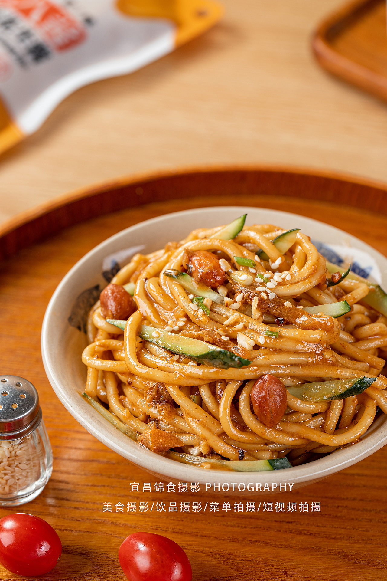 所以,在制作食物的时候,我遵循的规律就是,如何才是好吃的,就应该呈现哪些东西,才能打动一样爱美食,对美食有要求的人。除了热干面买的未加工面条,花生买的新鲜的花生仁现炸的,因为我想控制火候炸到我想要的花生红皮(因为买的新鲜花生是粉色皮,食欲感差了点),黄瓜现切现用,没买到花生碎,就临时自己做了一点。好吃的秘密就在佐料里,细节里。