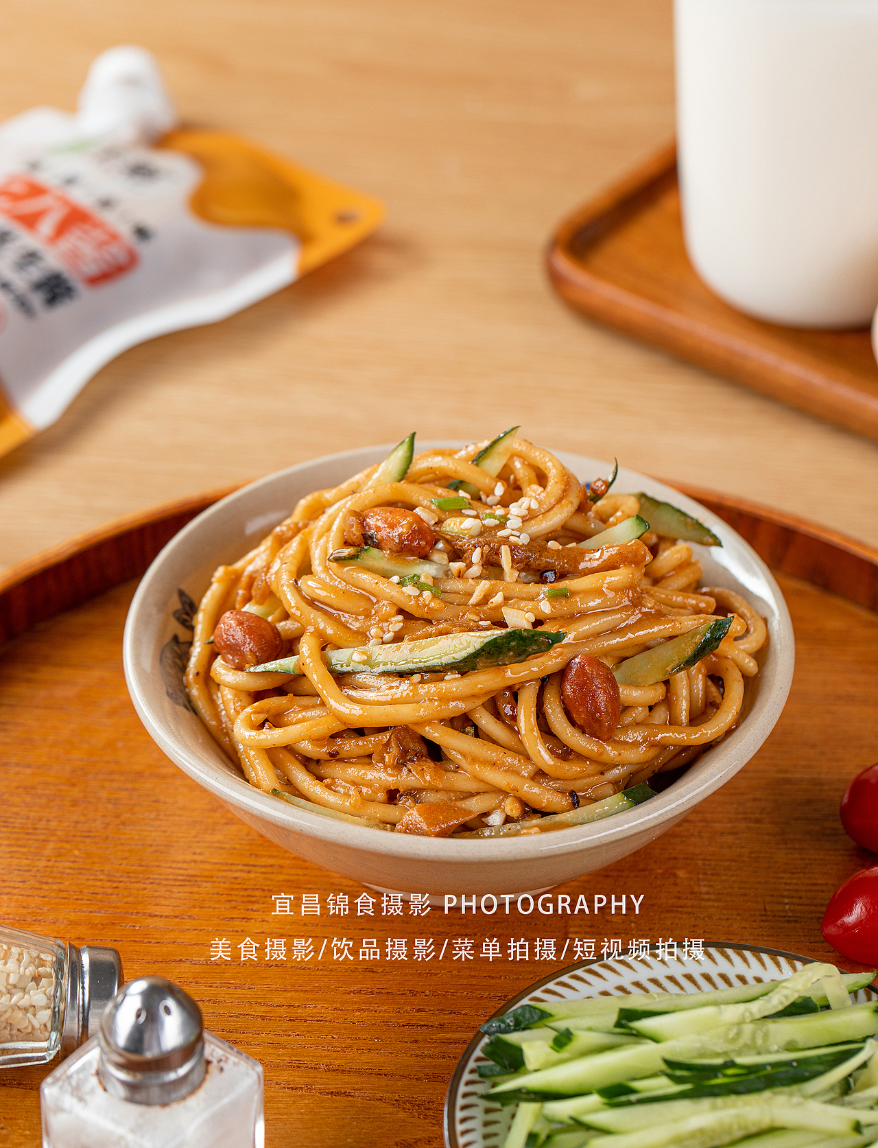 在制作食谱时,纯造型出来的食物是没有灵魂的。你本身是一个爱吃的人,你懂食欲感来自哪里,才能拍出有食欲感的画面。我爱吃热干面,是地道的湖北宜昌人,我喜欢裹满酱料又不拔干的宜昌热干面,油润,馥郁芝麻花生酱的芳香。我更爱弹韧有劲的面条里,突然咬到的脆爽黄瓜,脆香花生,咸鲜的榨菜,再淋上一勺辣椒油,那滋味,是一天里元气满满的早晨最想吃到的味道。层次丰富,口齿留香。