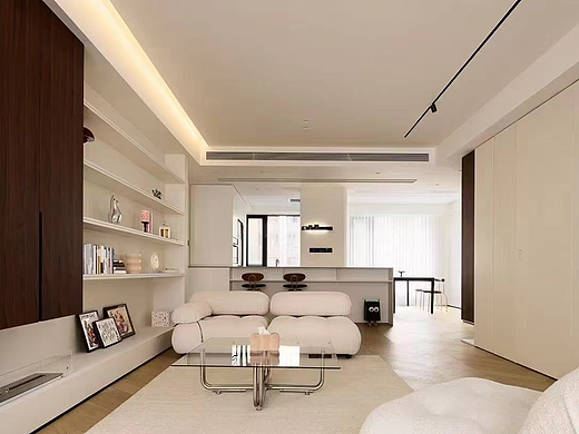 客厅/整个空间以奶白色配胡桃色为主