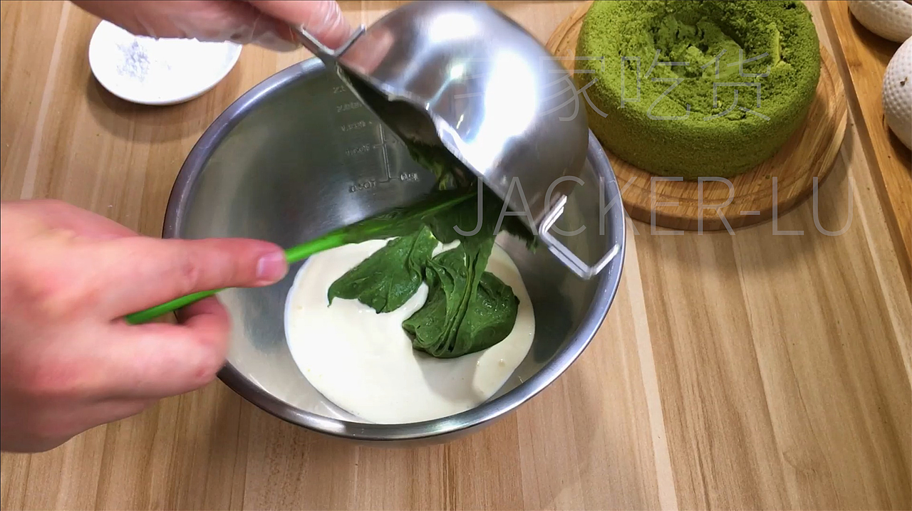 抹茶爆浆蛋糕，浓情抹茶，爆浆倾心，一口满足。