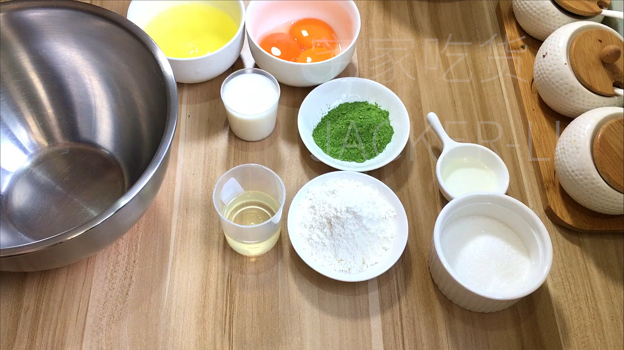 抹茶爆浆蛋糕，浓情抹茶，爆浆倾心，一口满足。