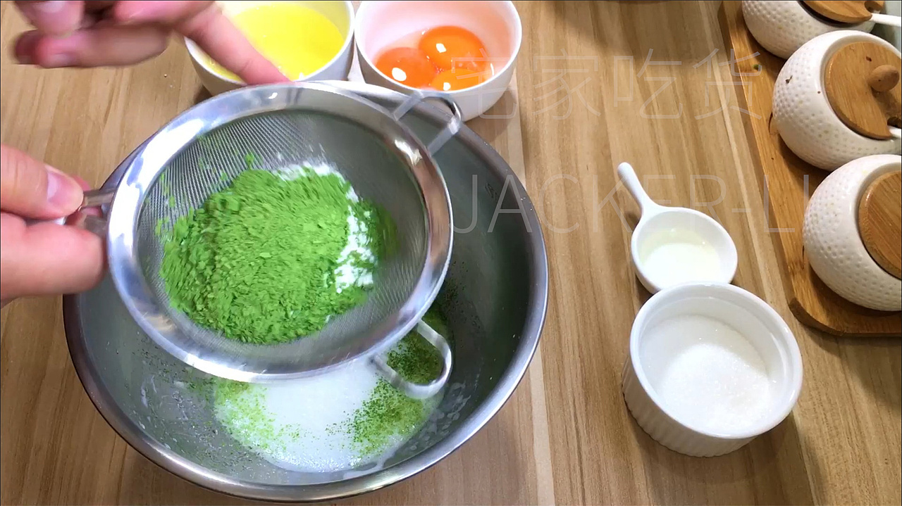 抹茶爆浆蛋糕，浓情抹茶，爆浆倾心，一口满足。
