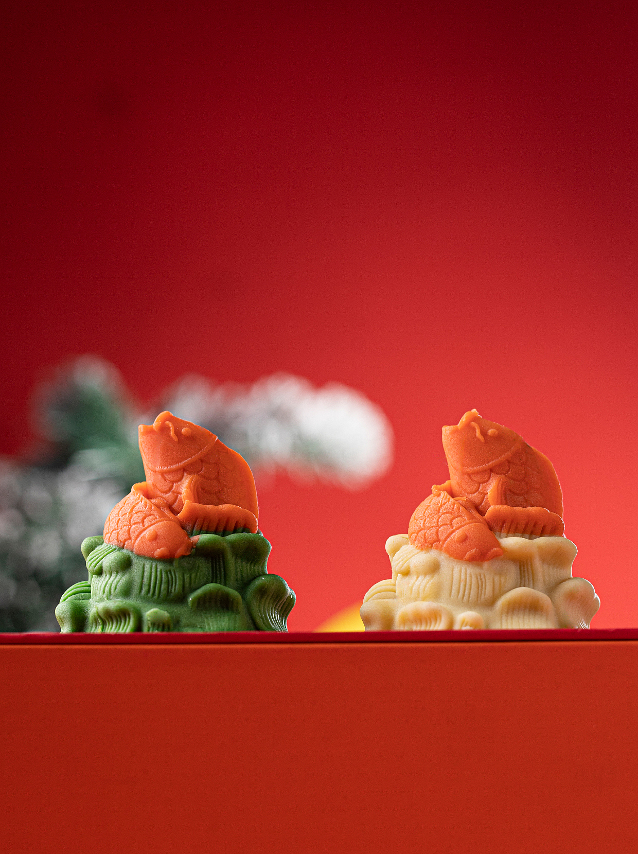 锦鲤游弋水清澈,月饼香甜映团圆