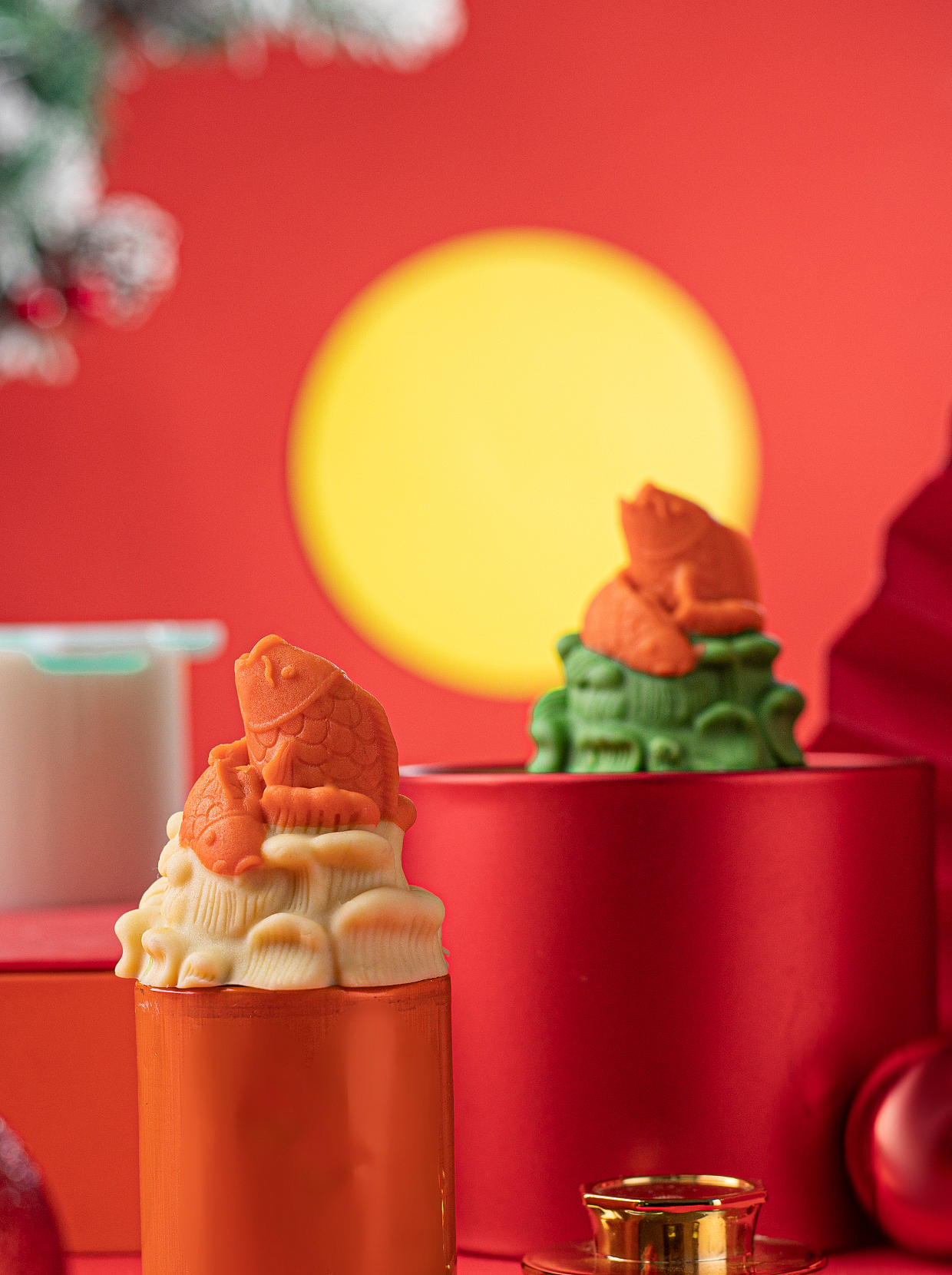 锦鲤游弋水清澈,月饼香甜映团圆