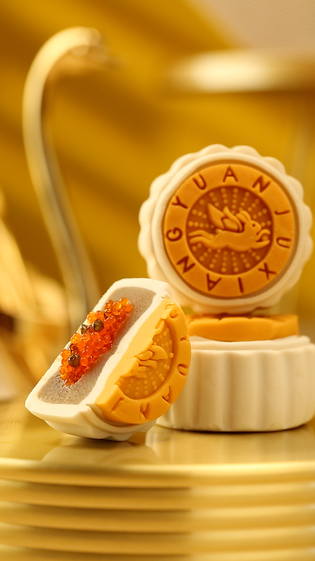 爆珠鱼子酱纯白莲蓉月饼