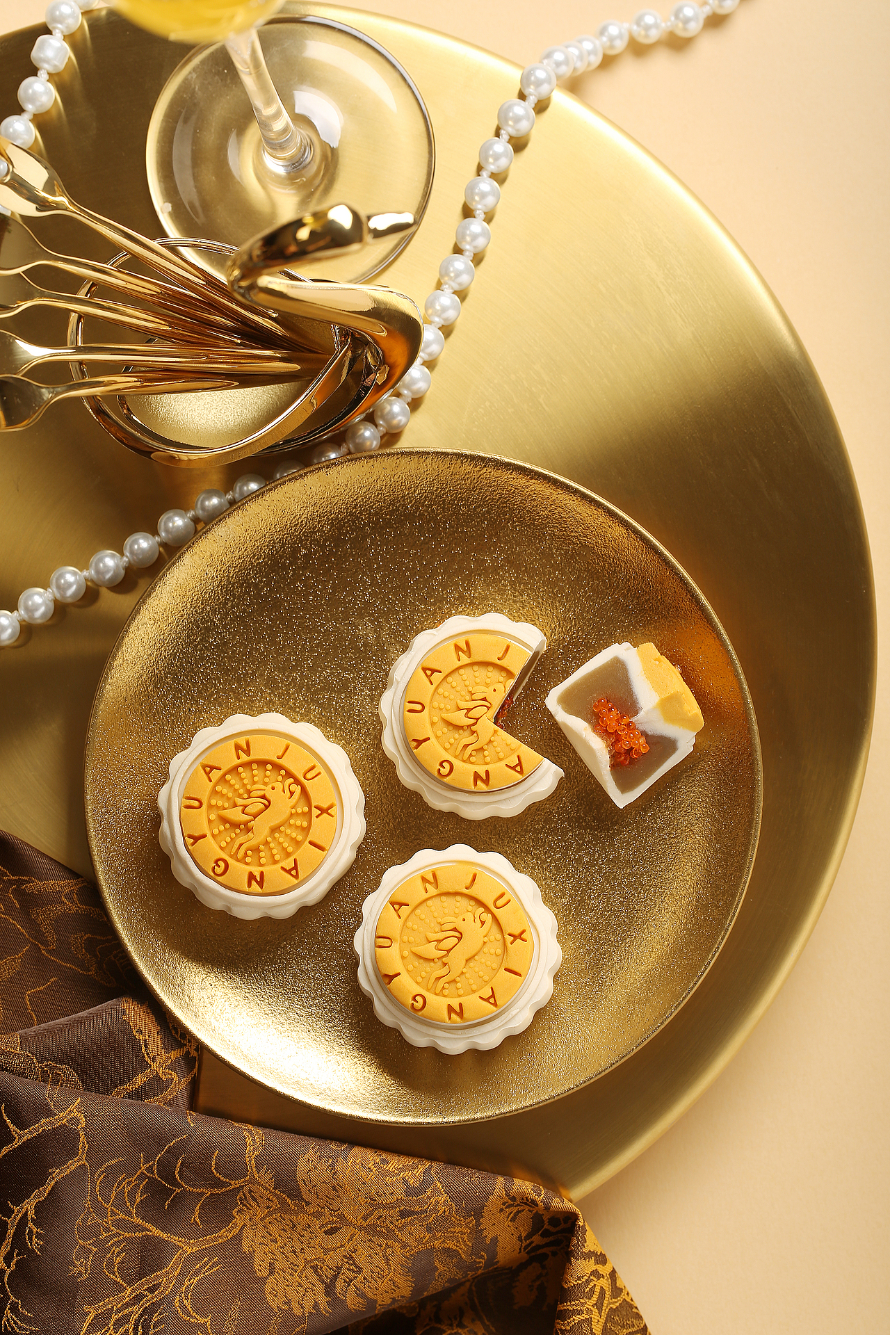 爆珠鱼子酱纯白莲蓉月饼