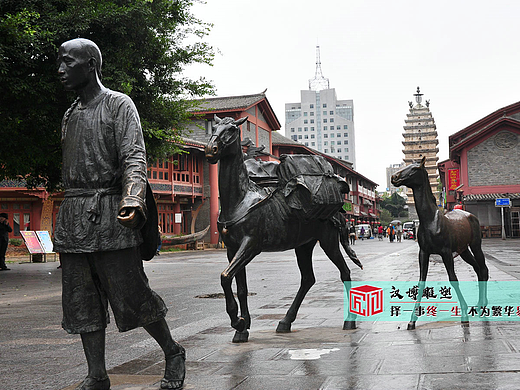 古街里的铸铜雕塑：艺术与历史的交融