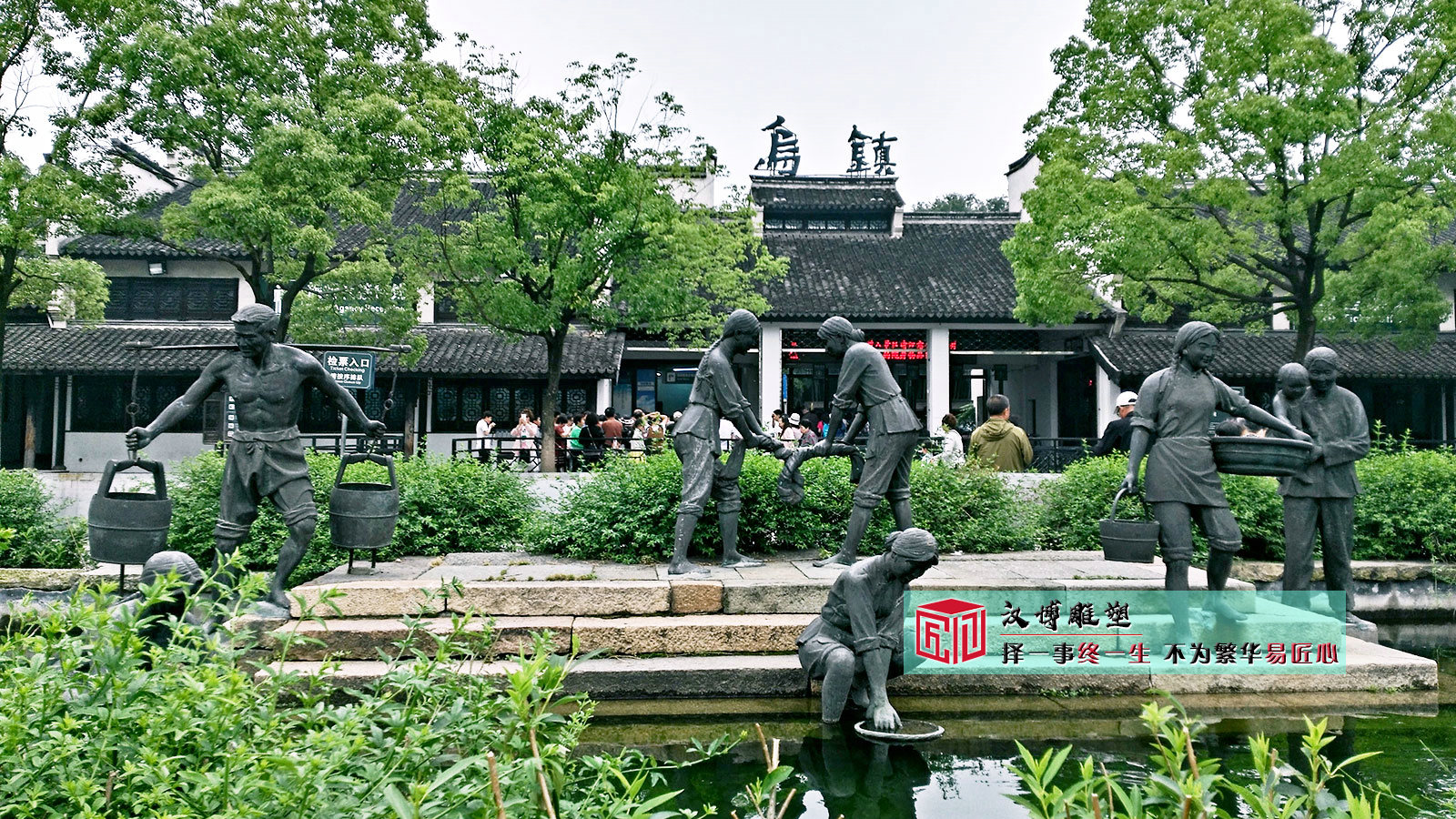 古街里的铸铜雕塑：艺术与历史的交融（图ZMTQ4OTU0NDA=） - 教程 - 站酷设计师汉博雕塑源头加工原创素材 - 站酷ZCOOL