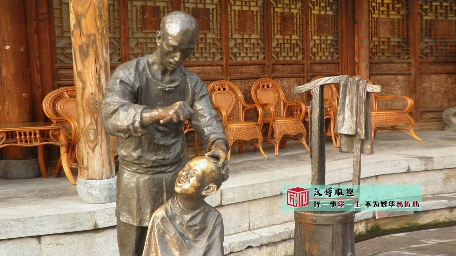 古街里的铸铜雕塑：艺术与历史的交融（图ZMTQ4OTU0Njg=） - 教程 - 站酷设计师汉博雕塑源头加工原创素材 - 站酷ZCOOL